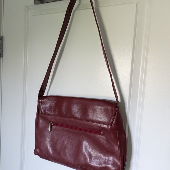 Very cute maroon red faux leather shoulder bag - perfect for fall - Picture 5 of 10